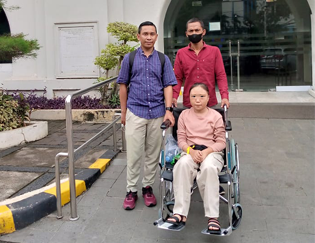 caregiver teman berobat